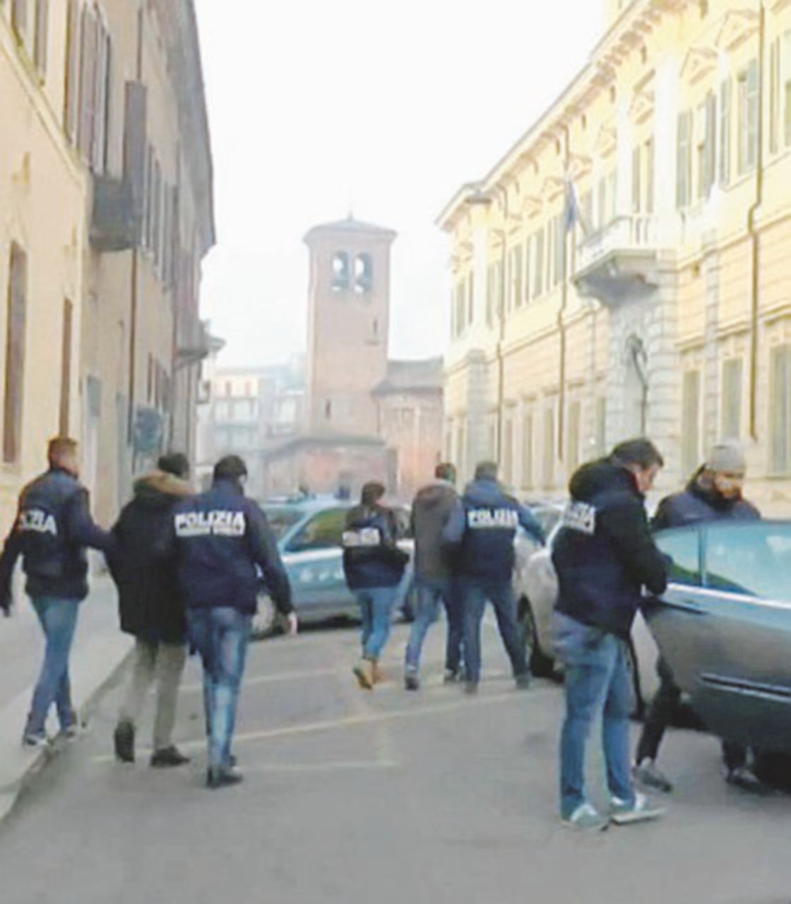 L’operazione - Gli arresti - Ansa Abiti usati per il Nord Africa: migranti sfruttati a 3 euro l’ora