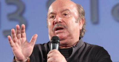 Copertina di “Mia moglie quando vedeva le scene dei miei film dove toccavo le cosce o le tette a una di loro, commentava tagliente”: lo confessa Lino Banfi