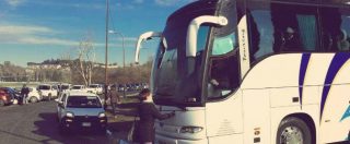 Castelnuovo di Porto, altri 75 migranti pronti a essere trasferiti dal Cara: deputata di Leu si mette davanti al bus