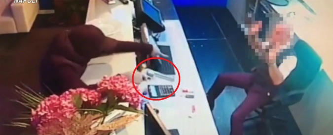 Copertina di Napoli, si fingevano carabinieri per svaligiare ville e negozi: la violenza nelle rapine con maschere e pistole. Le immagini