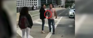 Copertina di Lei litiga coi manifestanti, il fidanzato scende dall’auto e li minaccia con la pistola in mano. Poi l’insulto razzista: “Fottuti n…”