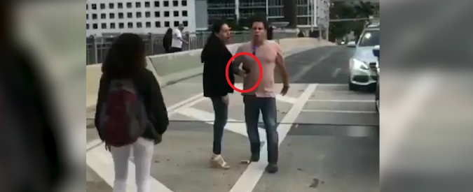 Copertina di Lei litiga coi manifestanti, il fidanzato scende dall’auto e li minaccia con la pistola in mano. Poi l’insulto razzista: “Fottuti n…”