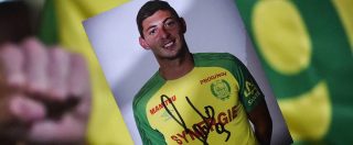 Copertina di Emiliano Sala, si cerca ancora il calciatore disperso mentre sorvolava la Manica. L’audio inviato al padre: “Ho paura”