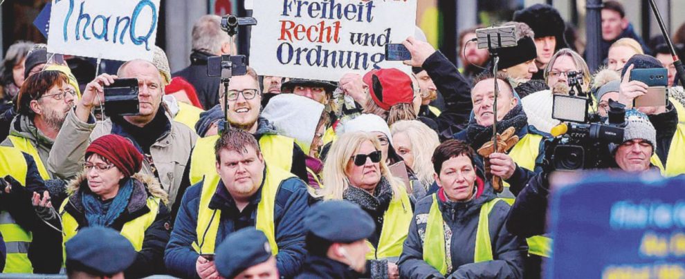 I Gilet gialli manifestano in piazza - Ansa Macron-Merkel, dietro il trattato non c’è nulla