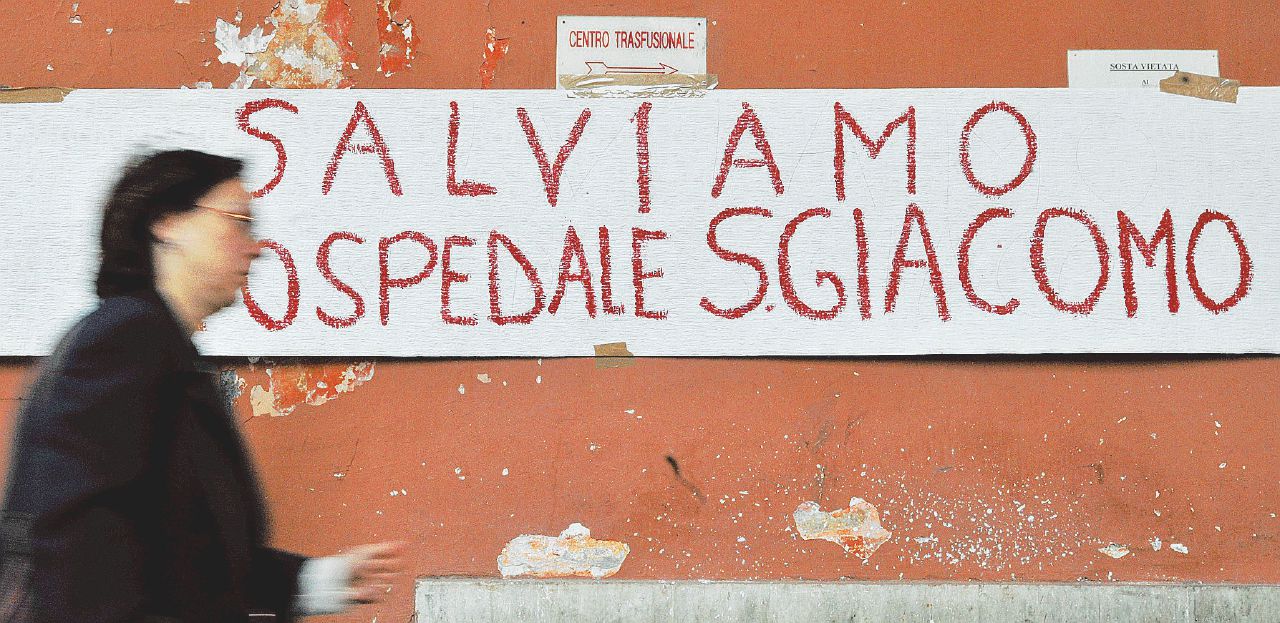 In pieno centro - L’ospedale San Giacomo, in via del Corso a Roma, è stato chiuso nel 2008 - Ansa Il San Giacomo in vendita a 61 milioni: meno della metà del valore commerciale