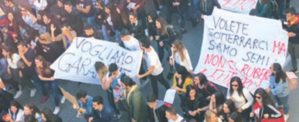 - A Trebisacce (Cosenza) Città in rivolta contro insegnante violenta: rimossa la preside. Attesa la decisione sulla docente