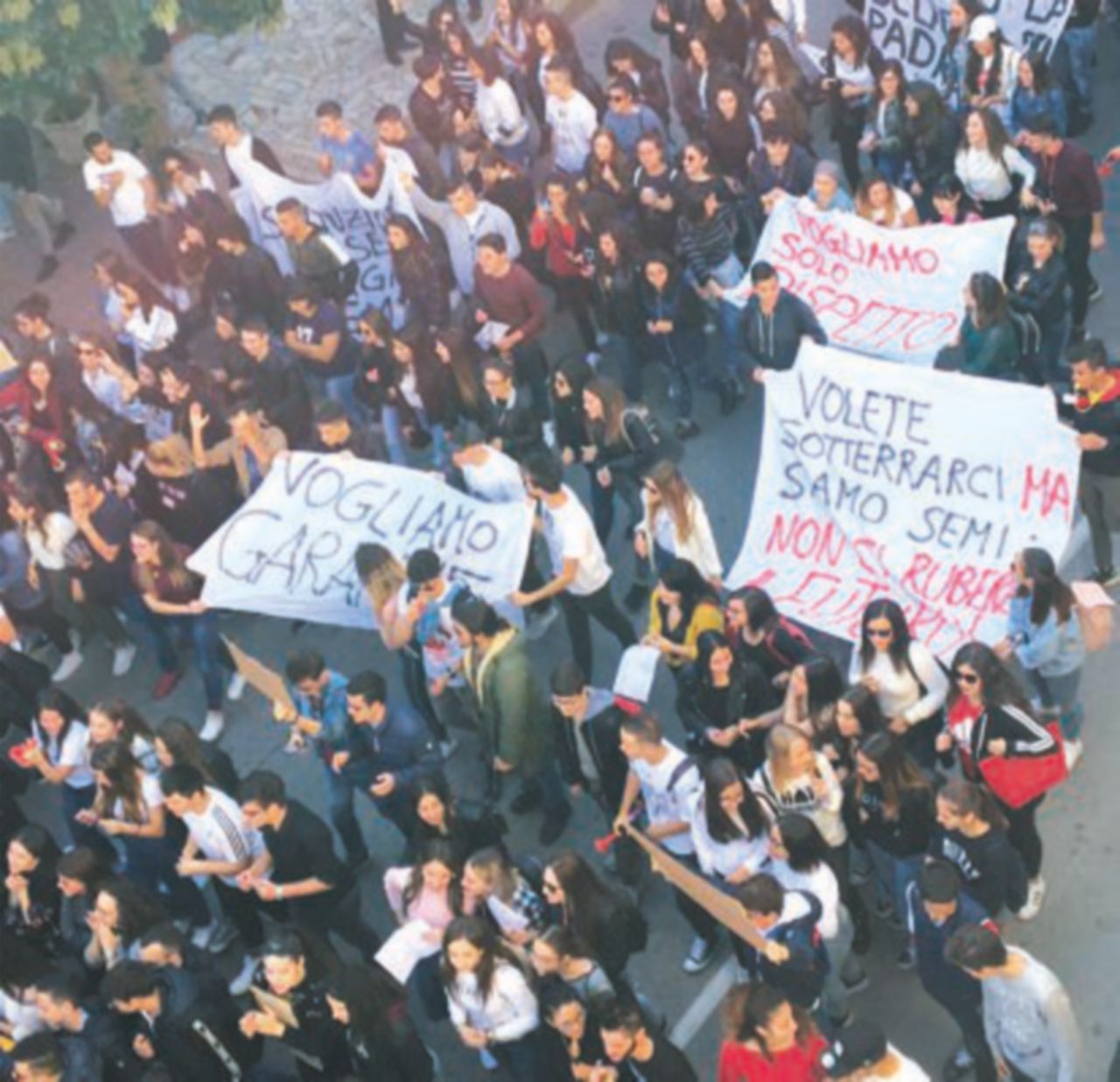 - A Trebisacce (Cosenza) Città in rivolta contro insegnante violenta: rimossa la preside. Attesa la decisione sulla docente