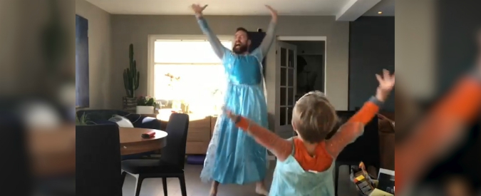 Copertina di È lui il papà dell’anno? Esaudisce il desiderio del figlio e balla Frozen con lui. Poi lo criticano e risponde da “macho”