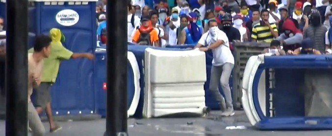 Copertina di Venezuela, scontri tra polizia e manifestanti anti-Maduro a Caracas. Ong: “13 morti nelle proteste”