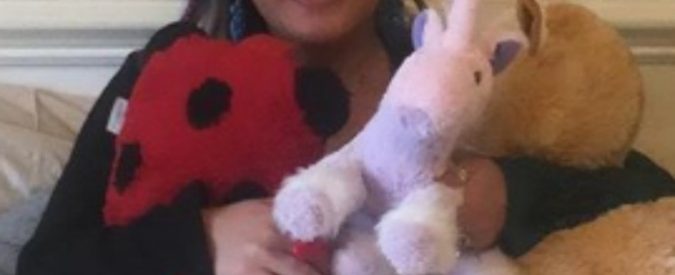 “Sposerò il mio piumone”. Quarantanovenne convola a nozze con la trapunta: “La relazione più affidabile che io abbia vissuto”