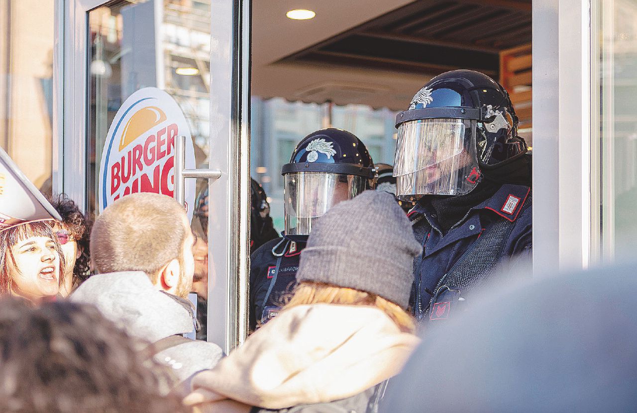 Copertina di La rivoluzione non è un pranzo al fast food: “Fuori quel Burger King dall’Università”