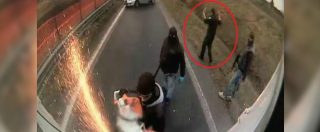 Copertina di Milano, assaltano il portavalori con mitra e passamontagna: guardie giurate in ginocchio e a mani alzate. Il video