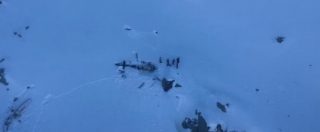 Copertina di Aosta, scontro tra un aereo da turismo e un elicottero sul ghiacciaio del Rutor: 5 morti e 2 feriti