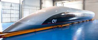 Copertina di La capsula passeggeri di HyperloopTT arriva al centro di test di Tolosa. Pesa 5 tonnellate ed è lunga 32 metri