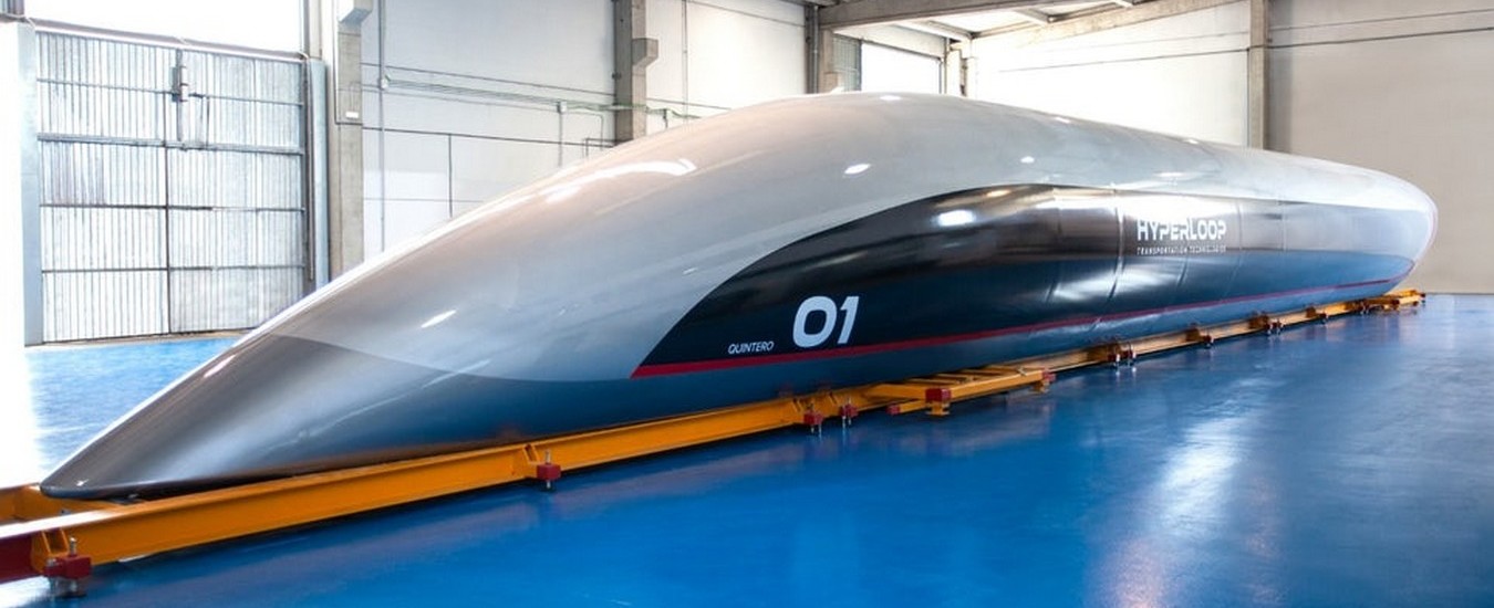 La capsula passeggeri di HyperloopTT arriva al centro di test di Tolosa. Pesa 5 tonnellate ed è lunga 32 metri