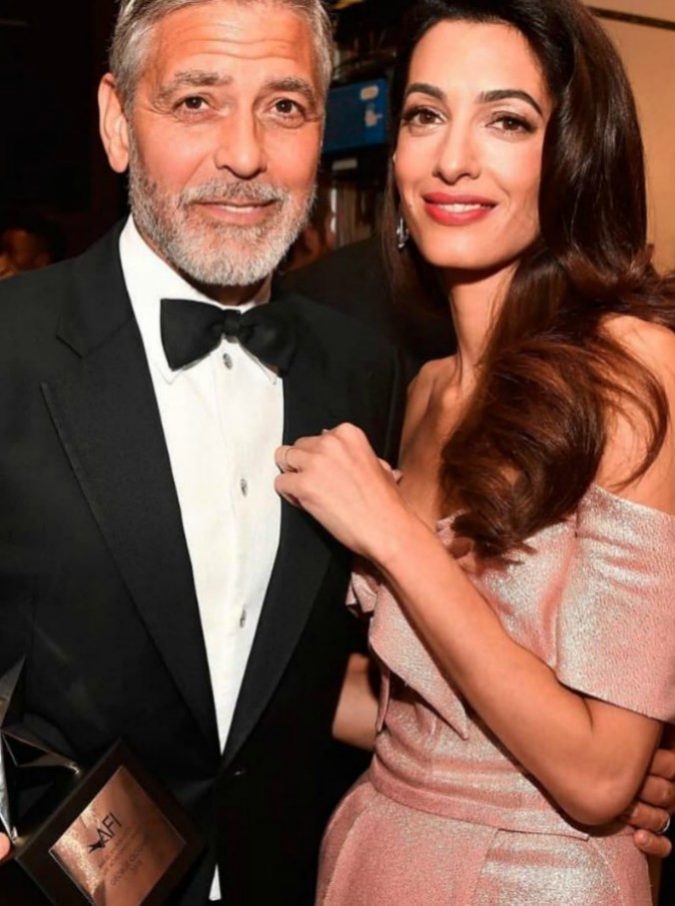George Clooney e Amal, l’indiscrezione: “Stanno per divorziare. Lei è fuggita in Sardegna con i figli”