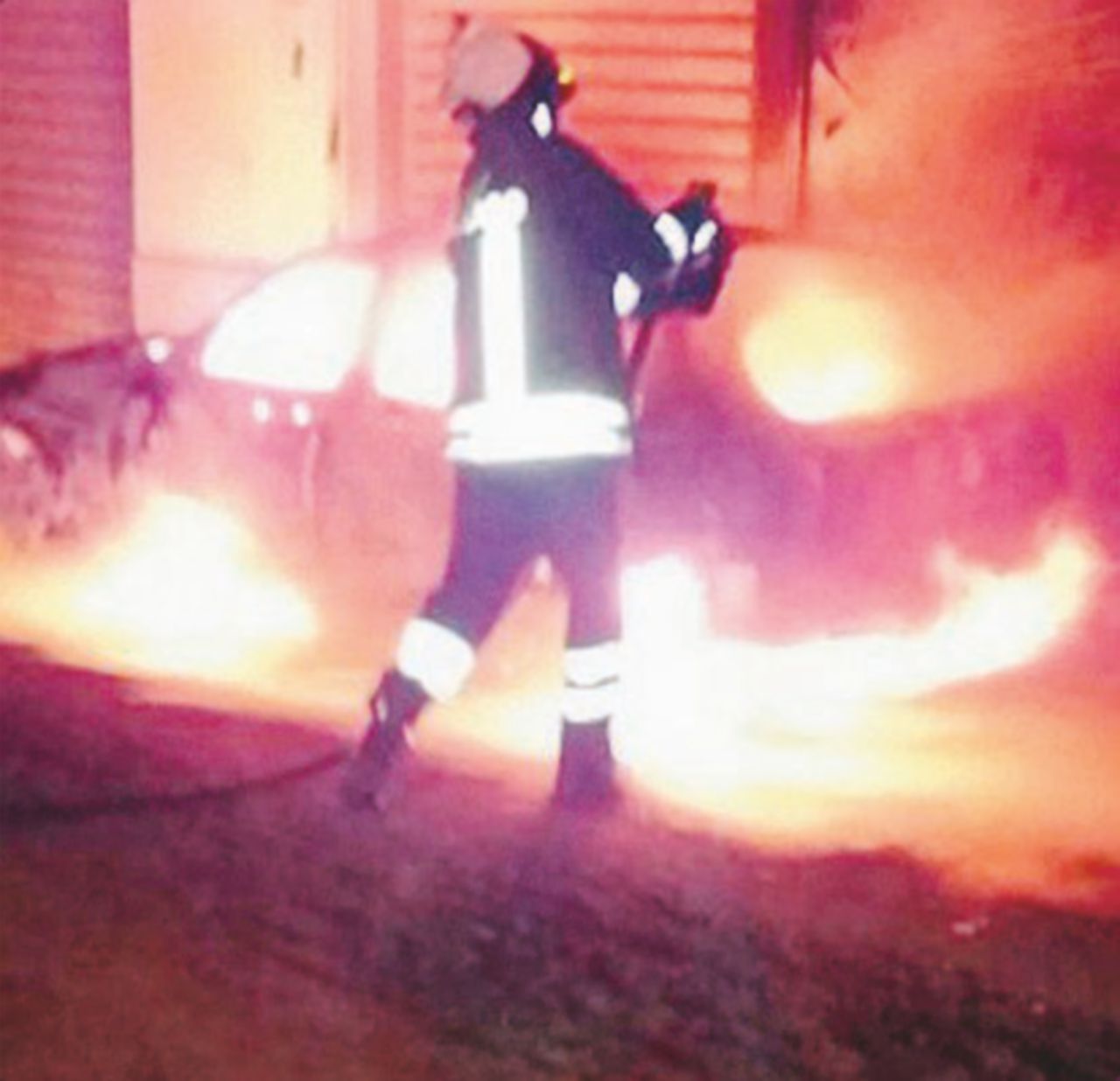 Copertina di “Ora scendo e gli butto la bomba”. Mafia calabro-albanese tra auto a fuoco e teste d’agnello mozzate