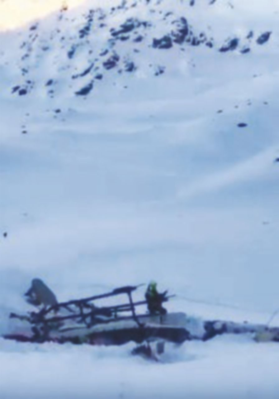 Copertina di Scontro tra elicottero e aereo, 5 morti e due dispersi sul ghiacciaio