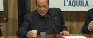 Copertina di L’Aquila, Berlusconi chiede l’acqua ma arriva un succo di frutta: “Non ho bisogno della vitamina C, sto benissimo”