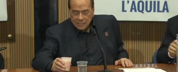 Copertina di L’Aquila, Berlusconi chiede l’acqua ma arriva un succo di frutta: “Non ho bisogno della vitamina C, sto benissimo”