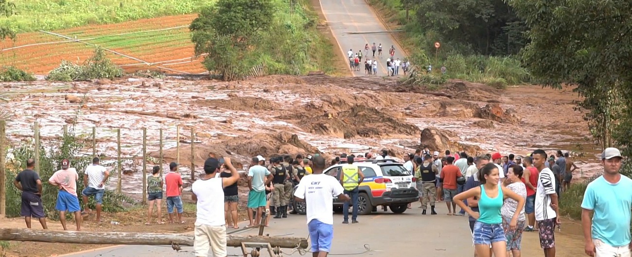 Copertina di Crolla diga in Brasile, morti e decine di dispersi. L’onda di fango e detriti ha distrutto un villaggio