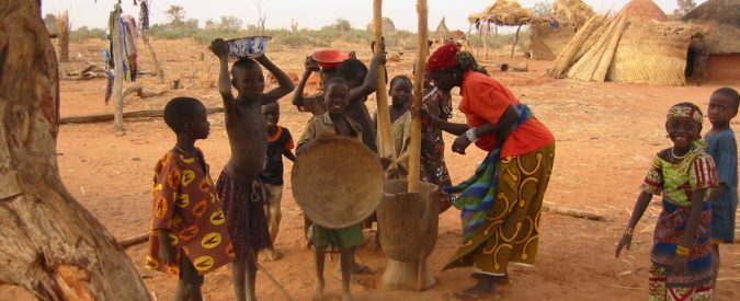 Niger, la storia di uno dei 60mila bambini che portano acqua e freschezza nella casa di sabbia