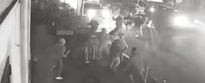 Copertina di Milano, bastoni e coltelli nel nuovo video degli scontri del 26 dicembre: ecco come è iniziato tutto