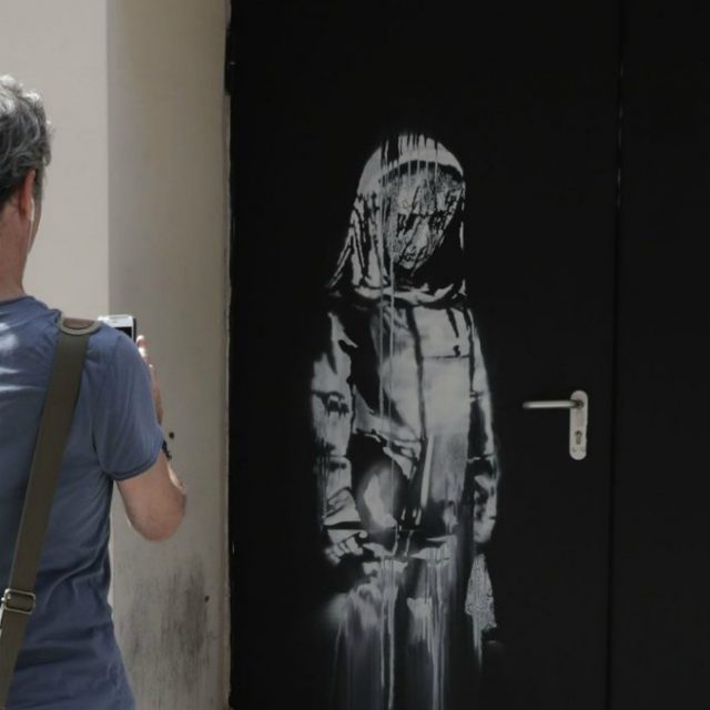 Banksy, rubata l’opera dedicata alle vittime del Bataclan