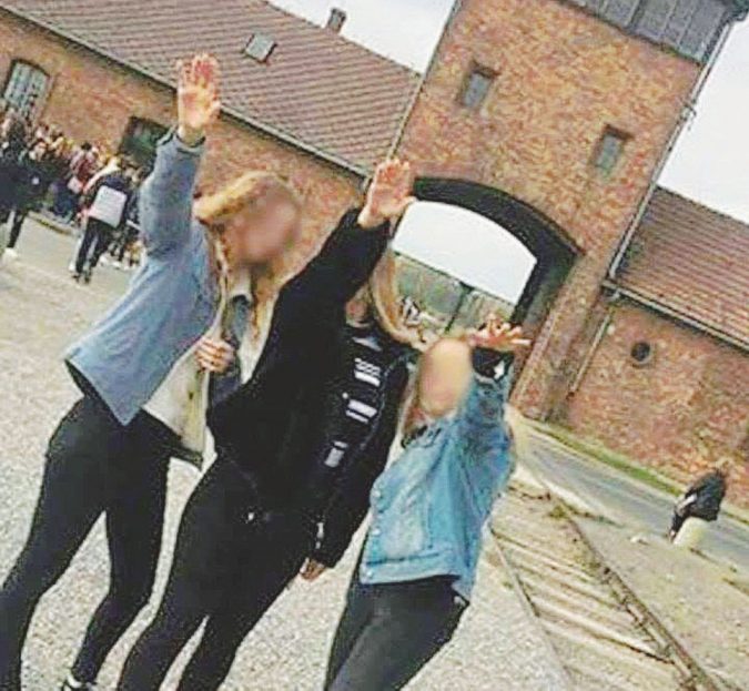 Macabri souvenir - Tre studentesse si fanno fotografare in un campo di sterminio mentre fanno il saluto nazista Senza i sopravvissuti nessuno vorrà più capire lo sterminio