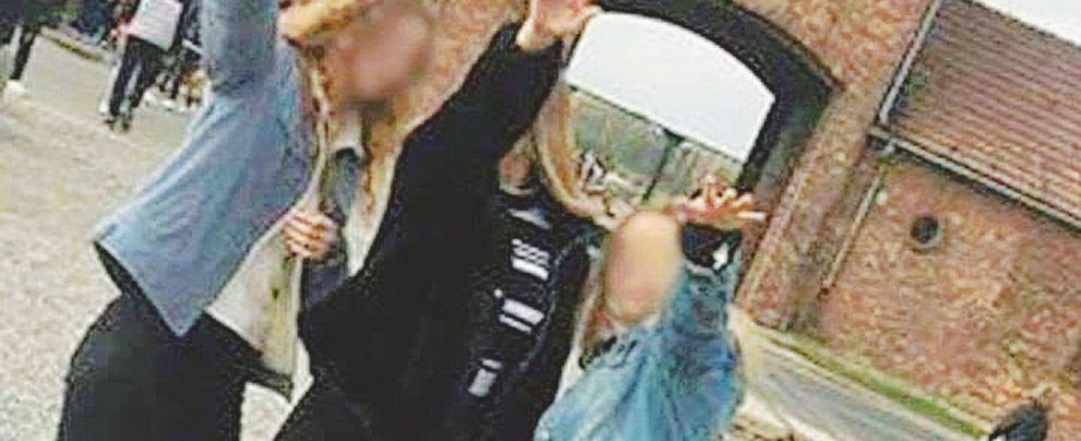 Macabri souvenir - Tre studentesse si fanno fotografare in un campo di sterminio mentre fanno il saluto nazista Senza i sopravvissuti nessuno vorrà più capire lo sterminio