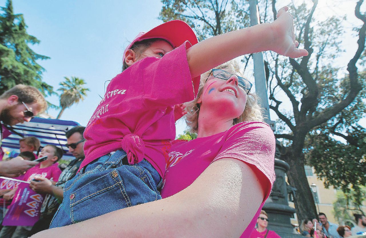 Lo dice anche la Consulta: il legislatore deve riconoscere l’omogenitorialità
