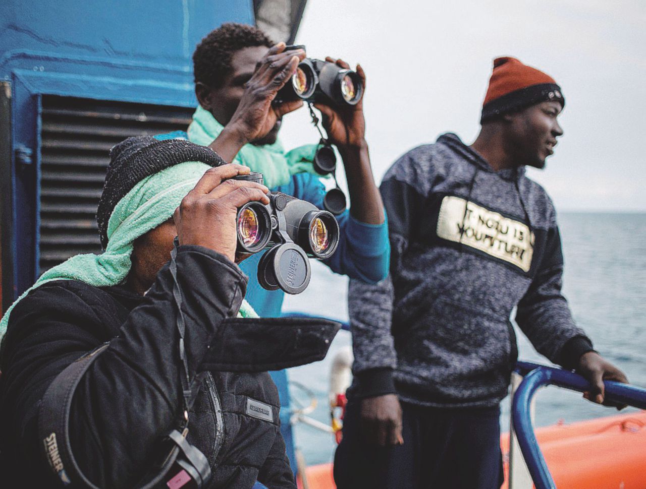 A bordo - Migranti sulla Sea Watch 3, la nave della Ong tedesca battente bandiera olandese - LaPresse Sea Watch, il blocco continua. La Cei: ospitiamo noi i minori