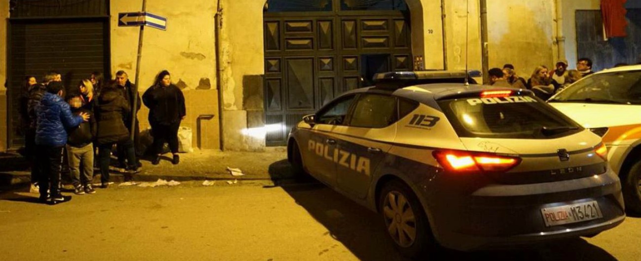 Napoli, bambino di 7 anni trovato morto in casa. Ferita la sorella di 8. “Colpi di scopa, fermato il compagno della madre”