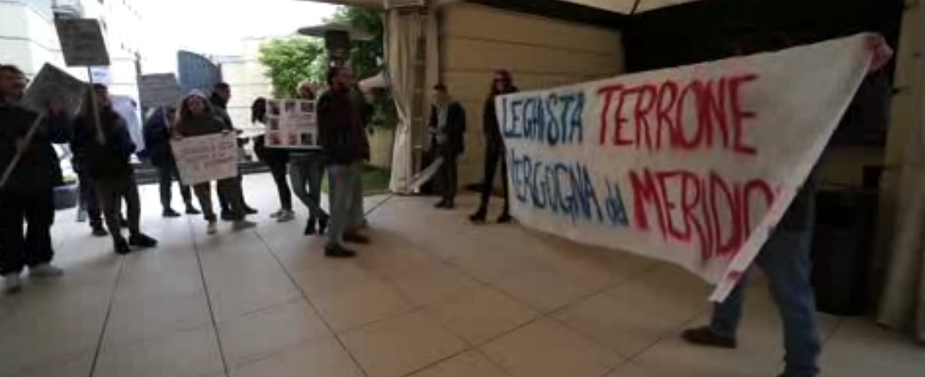 Copertina di Napoli, proteste e striscioni contro Salvini alla scuola di formazione Lega: “Leghista terrone vergogna del meridione”