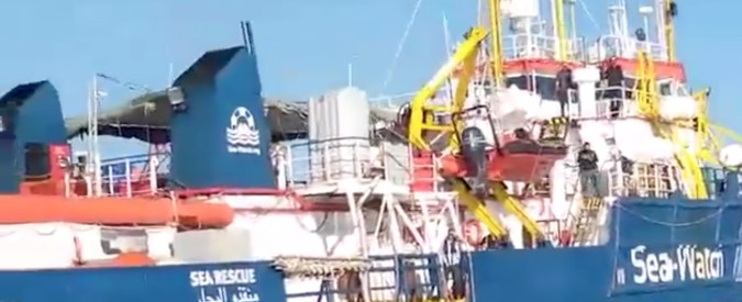 Copertina di Sea Watch, deputati e sindaco di Siracusa sulla nave in barba ai divieti: “Siamo a bordo, la Capitaneria è arrivata tardi”