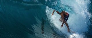 Copertina di Il video del surfista Michel Bourez è da brividi: si infila nel tunnel d’acqua e riprende tutto