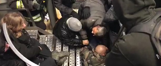 Copertina di Torino, gli animalisti occupano il mattatoio e si incatenano. I poliziotti li trascinano via per liberare l’impianto: 97 denunce