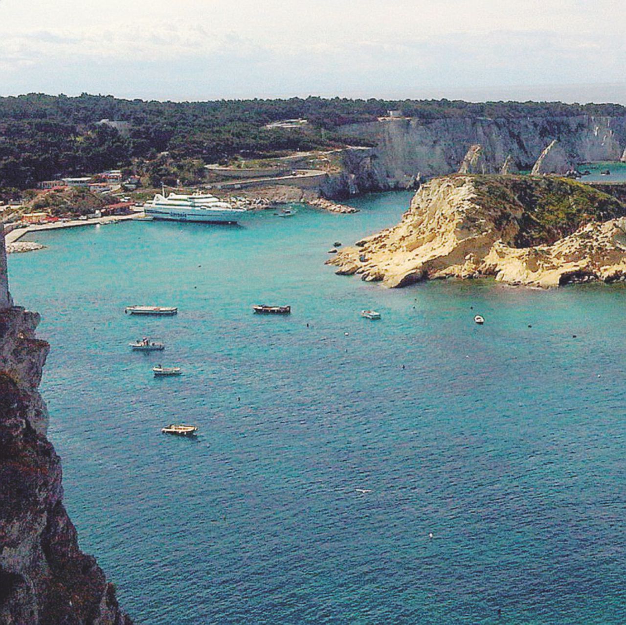 Copertina di Quel battello per pulire il mare fermo nel porto da 14 anni