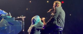 Copertina di Lady Gaga canta Shallow con Bradley Cooper come in A Star is born: i fan in delirio durante il live a Las Vegas