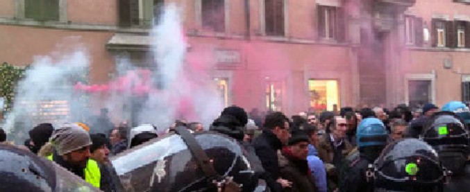 Copertina di La protesta degli Ncc davanti al Senato: momenti di tensione e slogan contro il ministro dei Trasporti Danilo Toninelli