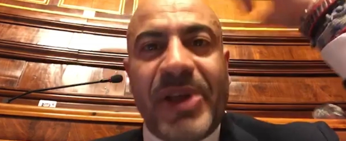 Copertina di Paragone: “Da Pd polemiche inutili sul ritorno di Grillo in tv. Attacco di Cottarelli a una ‘Rai sovranista’? È un ‘mona’”