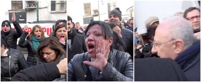 Copertina di Napoli, De Luca contestato dai lavoratori apu: “Vergognati, sei una chiavica. Il Pd puzza di morto”. Lui se ne va scortato