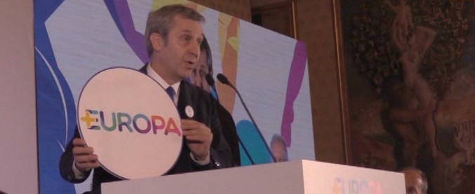 Copertina di +Europa, Della Vedova primo segretario mostra il simbolo: “Congresso straordinario. Alle europee senza il nome di Emma Bonino”