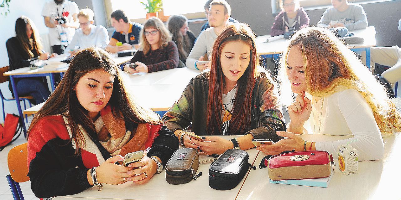 Copertina di Pro & Contro – Si deve vietare il cellulare in classe?