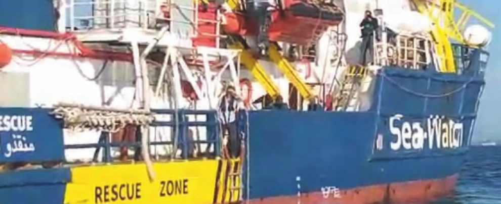 Bloccata - La Sea Watch 3 è da giorni alla fonda con 47 migranti a bordo Sea Watch: Salvini rischia se i minori non sbarcano