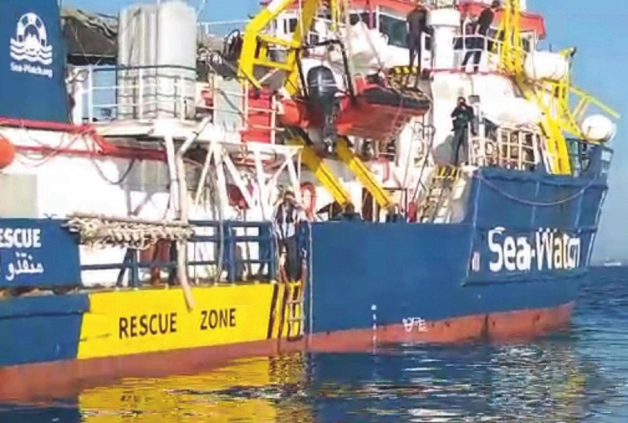 Bloccata - La Sea Watch 3 è da giorni alla fonda con 47 migranti a bordo Sea Watch: Salvini rischia se i minori non sbarcano