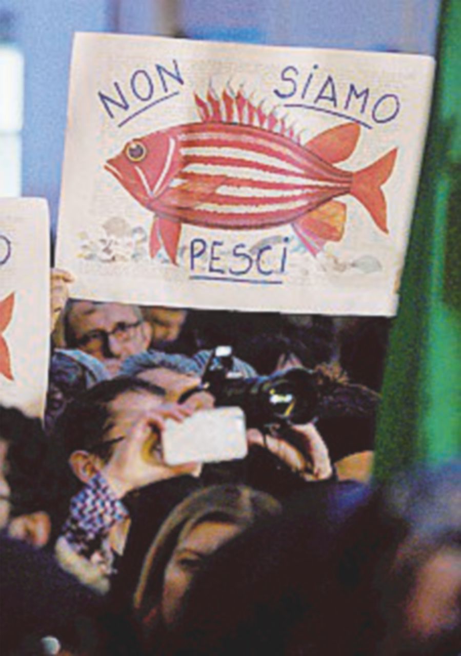 In centinaia in piazza a Montecitorio: “Fateli scendere”