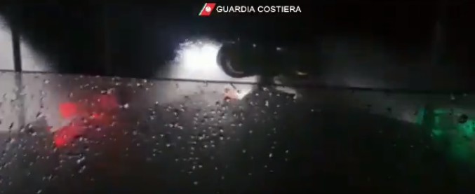 Copertina di La motovedetta della Guardia Costiera sfida di notte il mare in tempesta per portare i medicinali ai bambini di Linosa