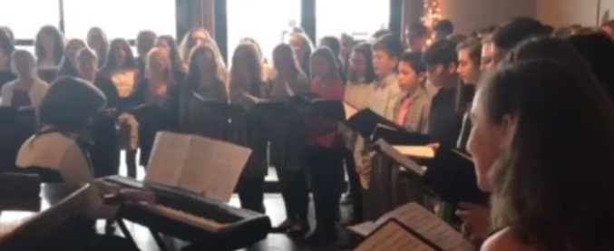 Copertina di L’insegnante si sposa: la sorpresa del coro di suoi allievi sulle note dei Beatles è contro i pregiudizi. E lui si commuove