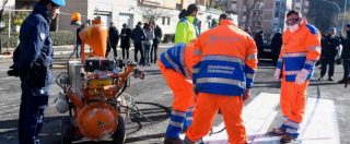 Copertina di Roma, 30 detenuti di Rebibbia a lavoro per la manutenzione delle strade. Raggi: “Tutti i municipi hanno fatto richiesta”